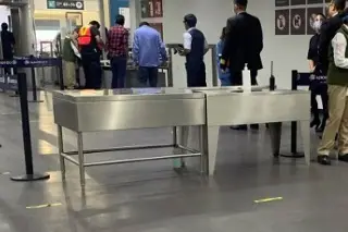 Imagen Exhiben a empleados robando a pasajeros en aeropuerto de CDMX (+Video)