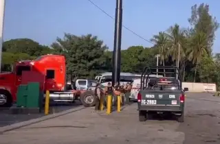 Imagen Encuentran a hombre amarrado dentro de tráiler en carretera Cardel-Veracruz