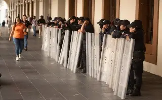 Imagen Al menos 200 policías resguardan Palacio de Gobierno por marcha en Xalapa 