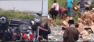 Imagen Conductor atrapado tras volcar y pobladores a la rapiña en autopista de Veracruz