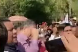 Imagen Golpean a Ebrard con bastón de selfie entre tumultos de marcha de AMLO