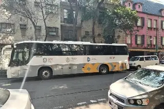 Imagen Autobús de la SEV sí estuvo en CDMX el domingo; fotografía verificada