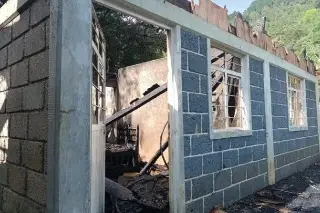 Imagen Incendio consume una casa