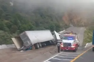 Trailer se queda sin frenos en autopista de Veracruz; rapiñeros vacían la carga