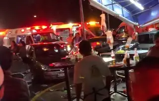 Imagen Auto choca contra puesto de tacos; hay varios heridos (+Video)