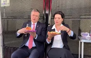 Imagen Captan a Ebrard y a su esposa comiendo ‘guacamayas’ en Guanajuato (+Video)