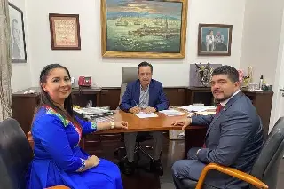 Imagen Gobernador firma nómina para el pago de diciembre a maestros de Veracruz