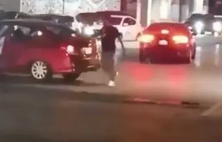 Imagen Tras pleito vial, automovilista atropella dos veces a una persona (+Video)