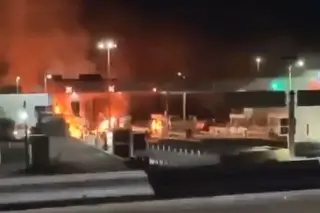 Imagen Reportan bloqueos e incendio en caseta de peaje tras operativo en penal de Zacatecas