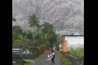 Imagen Miles de personas en alerta por erupción de volcán en Indonesia (+Video)