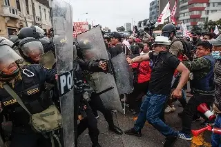 Imagen Simpatizantes y opositores se enfrentan frente a comisaría donde está detenido Pedro Castillo