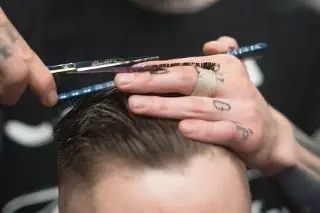 Imagen Asesinan a menor de edad mientras se cortaba el pelo en una barbería 