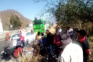 Imagen Dos lesionados deja choque de camión con jornaleros y tráiler en Maltrata