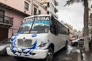 Imagen Urbano se descompone a media calle y obstruye circulación en el centro de Veracruz 