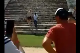 Imagen Turista sube a pirámide en Chichen Itzá; lo bajan y lo golpean (+Video)