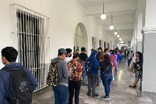 Imagen Larga fila en Veracruz por recepción de documentos para Servicio Militar, ¿Cuántas fichas entregan?