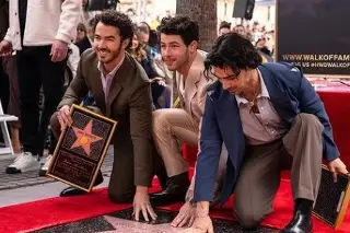 Imagen Jonas Brothers reciben su estrella de Hollywood y lanzarán disco en mayo
