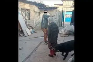 Imagen Captan a sujeto golpeando a su abuela en la cabeza con un tubo (+video)