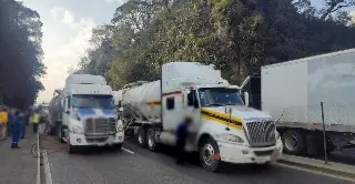 Imagen Chocan dos tráileres y un camión; hay cierre en la autopista en dirección a Veracruz