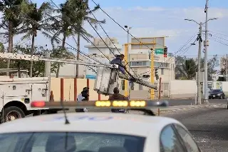 Imagen Láminas caídas, cables reventados y anuncios desprendidos, por norte en Boca del Río