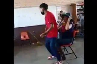 Imagen Difunden video de alumnos 'perreando' con maestra; docente fue separada del puesto