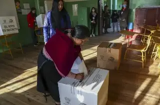 Imagen Realizan elecciones locales y del referéndum constitucional en Ecuador
