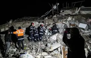 Imagen Aumentan a casi 4 mil los muertos en Turquía y Siria tras terremoto 