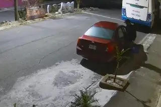 Exhiben robo a auto estacionado en fraccionamiento de Veracruz (+Video) 