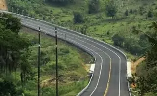 Imagen Reportan que sujetos apedrearon al menos 6 carros en carretera Xalapa-Veracruz