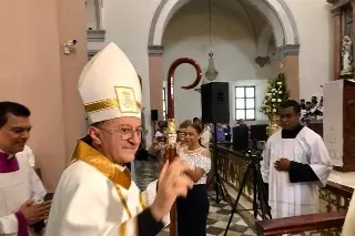 Imagen Nuncio apostólico da la bendición que manda el Papa en los 60 años de la diócesis de Veracruz