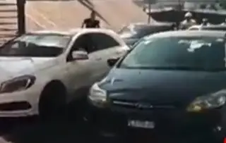Imagen Presuntos montachoques persiguen a víctima y le destrozan auto (+Video)