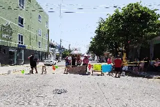 Imagen Tres días sin luz, y bloquean avenida de Veracruz para ver si les hacen caso