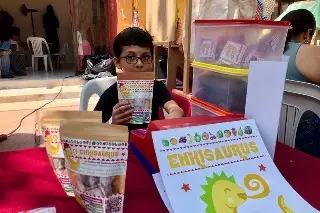 Imagen Con una registradora de juguete, el pequeño Enki Armando emprende un negocio en Veracruz