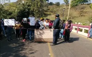 Imagen Padres de familia bloquean entrada a Naolinco, exigen construcción de aula