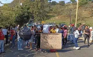 Imagen Padres de familia bloquean entrada a Naolinco, Veracruz; exigen construcción de aula
