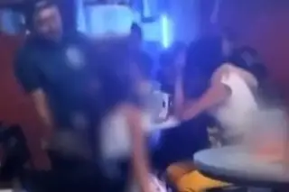 Imagen Resguardan a menor que fue llevada por su madre a un bar (+Video)