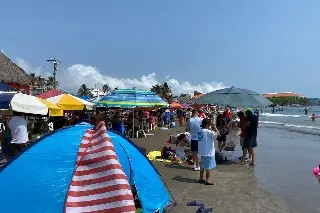 Imagen Turistas llegan a playas de Veracruz, algunos con casas de campaña
