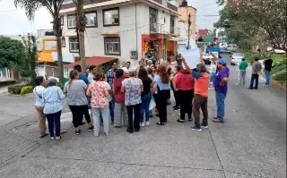 Imagen Vecinos bloquean avenida de Xalapa; acusan que tienen una semana sin agua 