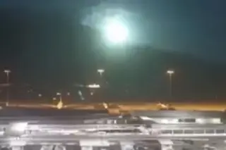 Imagen Captan el momento en que meteorito atraviesa el cielo (+Video)