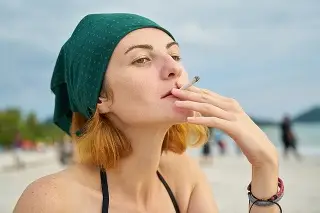 Imagen Prohíben fumar y usar cigarrillos electrónicos en playas y parques de Miami