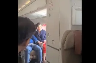 Imagen Terror en un avión; pasajero abre puerta de emergencia cuando aún estaba en el aire (+VIDEO)