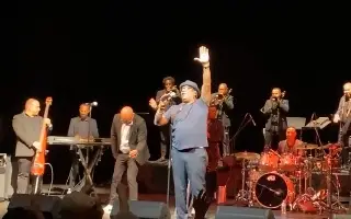 Muere miembro de Los Van Van de Cuba tras sentirse mal en pleno concierto (+video)