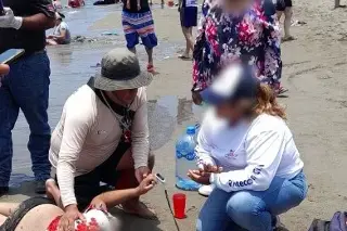 Imagen Rescatan a 3 menores que fueron arrastrados en playa de Veracruz (+Fotos)