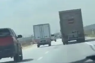 Imagen Camioneta de carga saca a tráiler de la carretera tras presunto conflicto vial