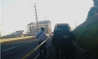 Imagen Accidente causa cierre en autopista  La Tinaja-Isla