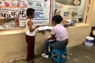 Imagen Niño de 8 años brinda asesoría a estudiantes de secundaria y bachillerato en Veracruz 