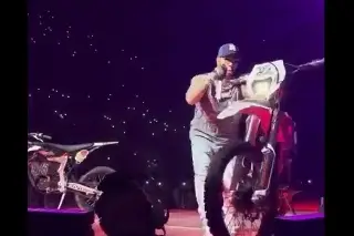 Imagen Anuel AA arranca por error una moto en el escenario y le cae al público (+VIDEO)