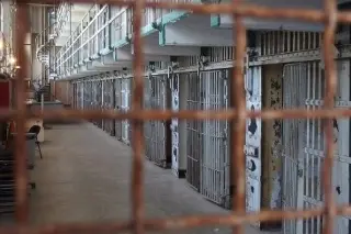 Imagen Hallan bebidas alcohólicas, celulares y estupefacientes al interior de una cárcel 