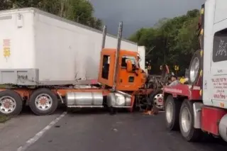 Imagen Accidente  de tráiler en autopista de Veracruz; reportan graves a padre de familia y su hijo