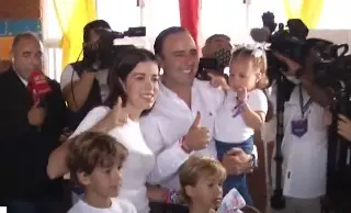 Imagen Vota Manolo Jiménez con su pequeña hija en brazos, en Saltillo (+Video)